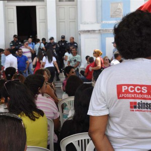 Representantes do Sindicato dos Servidores da Saúde, Odontólogos e Agentes de Saúde acampados em frente a sede da prefeitura