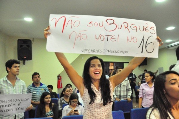 Servidores exibiram cartazes reivindicando reajuste de 162% (Foto: Wellington Rocha)