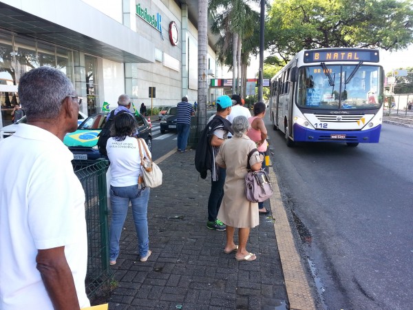 Prefeitura do Natal concede autorização para que permissionários, veículos de transporte escolar, táxis e utilitários operem nas linhas de transporte coletivo. (foto: Alberto Leandro)