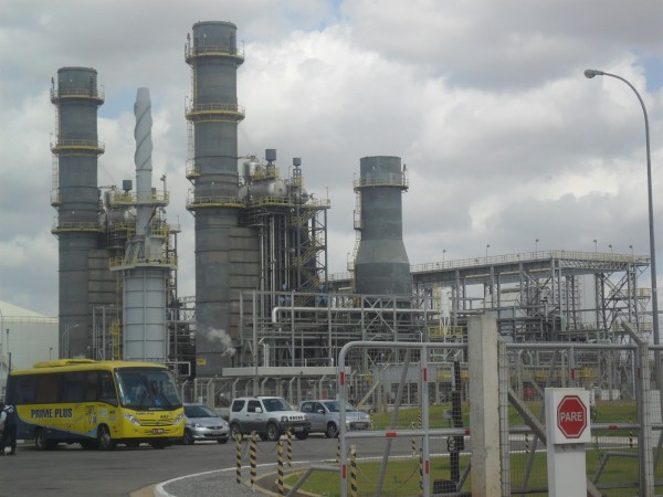 Usina Termelétrica do Vale do Açu Jesus Soares Pereira (UTE JSP), conhecida como Termoaçu foi concebida para produzir energia elétrica e vapor de água, utilizando gás natural como combustível. (Foto: http://viagemaula.blogspot.com.br/)