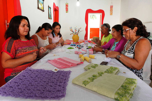 Grupo de artesãs: união e um CNPJ para facilitar comercialização da produção. (Foto: Moraes Neto / Agência Sebrae)