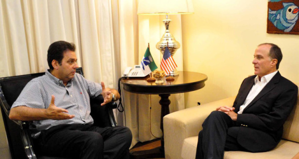 Carlos Eduardo (esq.) recebe Cônsul Geral dos EUA, Richard Reiter. (Foto: divulgação)