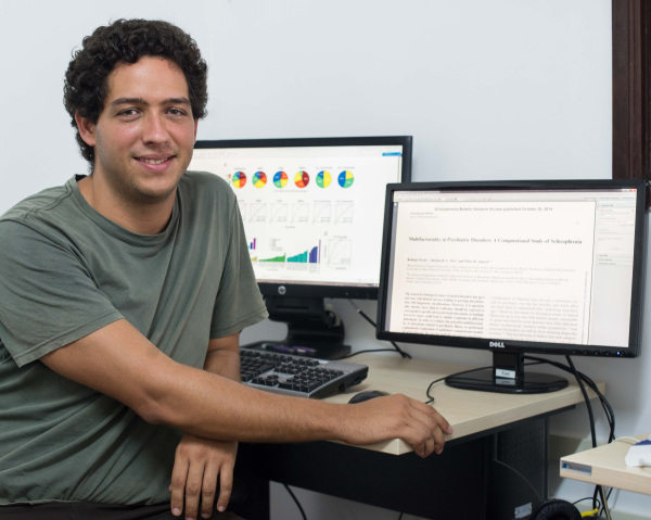 Pesquisador Rodrigo Pavão fez o planejamento e execução experimental do projeto, rodando em computadores as simulações e organizando resultados. (Foto: Anastacia Vaz) 