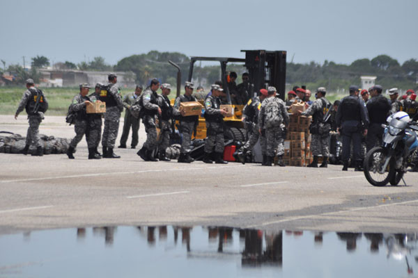 Militares da Força Nacional trouxeram um carregamento de armas letais e não-letais e equipamentos. (Foto: Emanuel Amaral) 