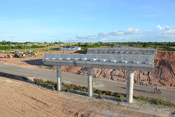 No entorno do viaduto em obras, a terraplanagem foi concluída e a pista está demarcada. Próximo passo será a distribuição do asfalto. (Foto: Junior Santos)