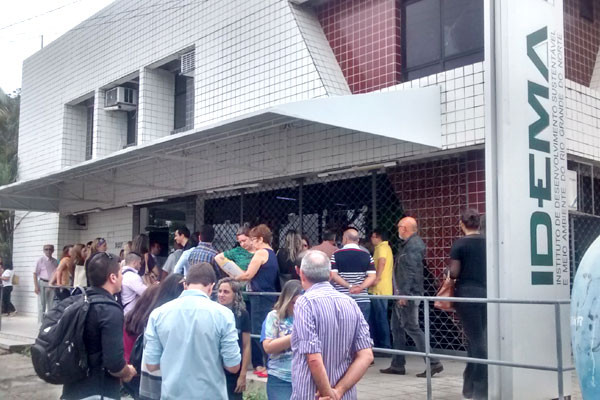 Funcionários do Idema foram impedidos de entrar na sede do órgão. (Foto: Emanuel Amaral)