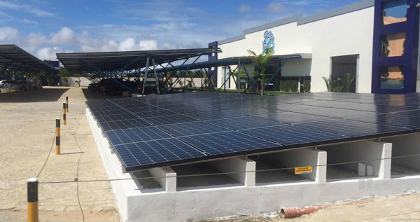 Empresa potiguar Sterbom: 3.000 m² de painéis fotovoltaicos instalados. Sustentabilidade representa a plantação de 10.000 árvores por ano. (Foto: Energia Zero Brasil)